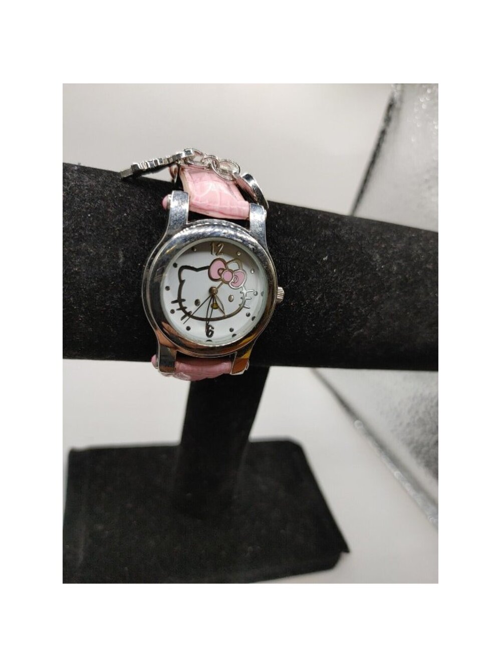 HELLO KITTY watch women Japan Movement Sanrio Co. Battery 377. 1976-2013 Charms.